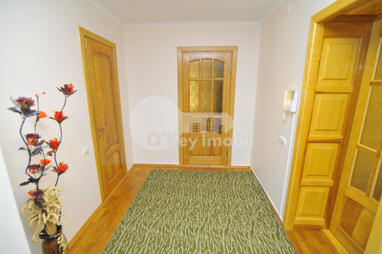 Casă cu 3 nivele, 360 mp, reparație euro, Codru, 1000 € foto 13