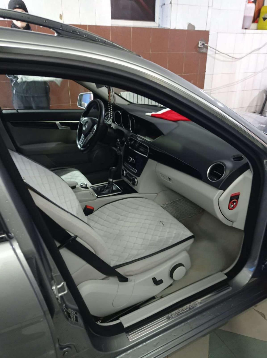 Mercedes C-Class foto 1