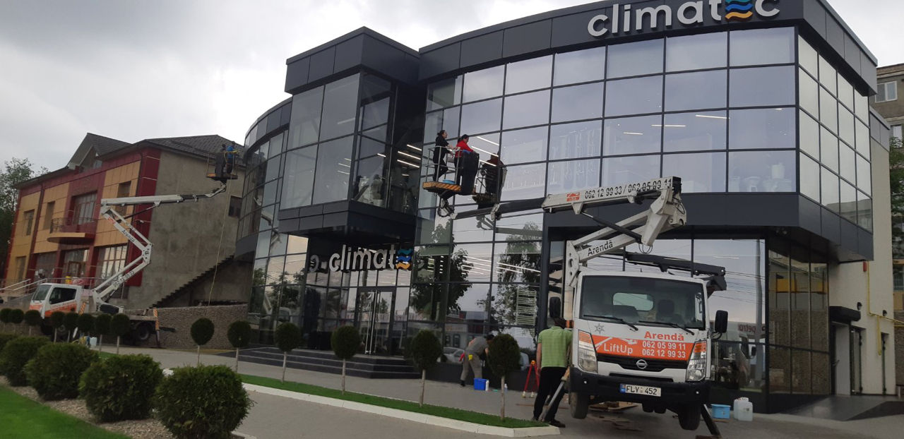 Spălarea geamurilor, vitrine, fațade, bonduri. Instalare banere -servicii Autoturn. foto 14