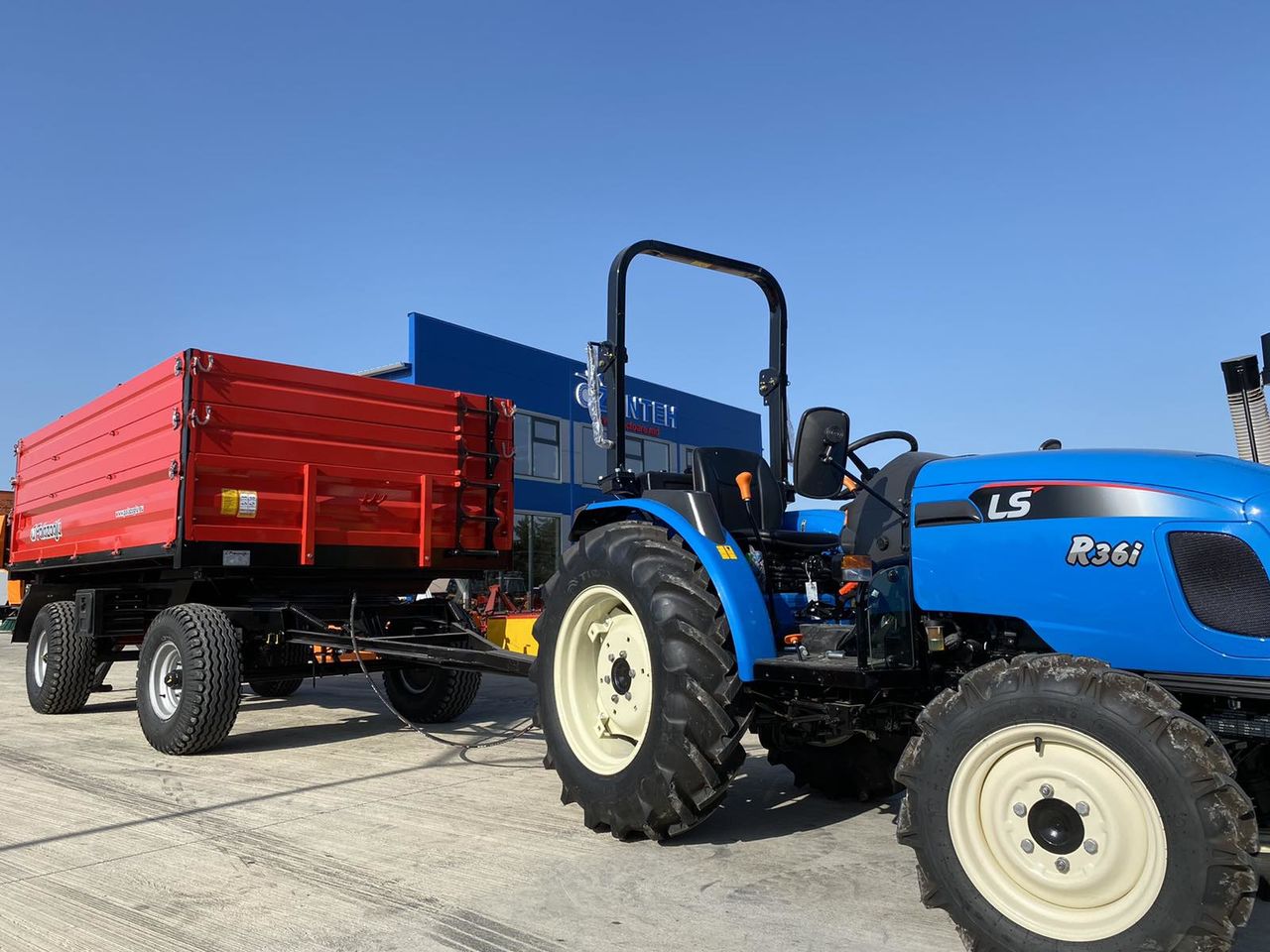 Se vinde tractor Leus R36i  si remorca Polazoglu cu doua axe basculabila in 3 parti!!! foto 1