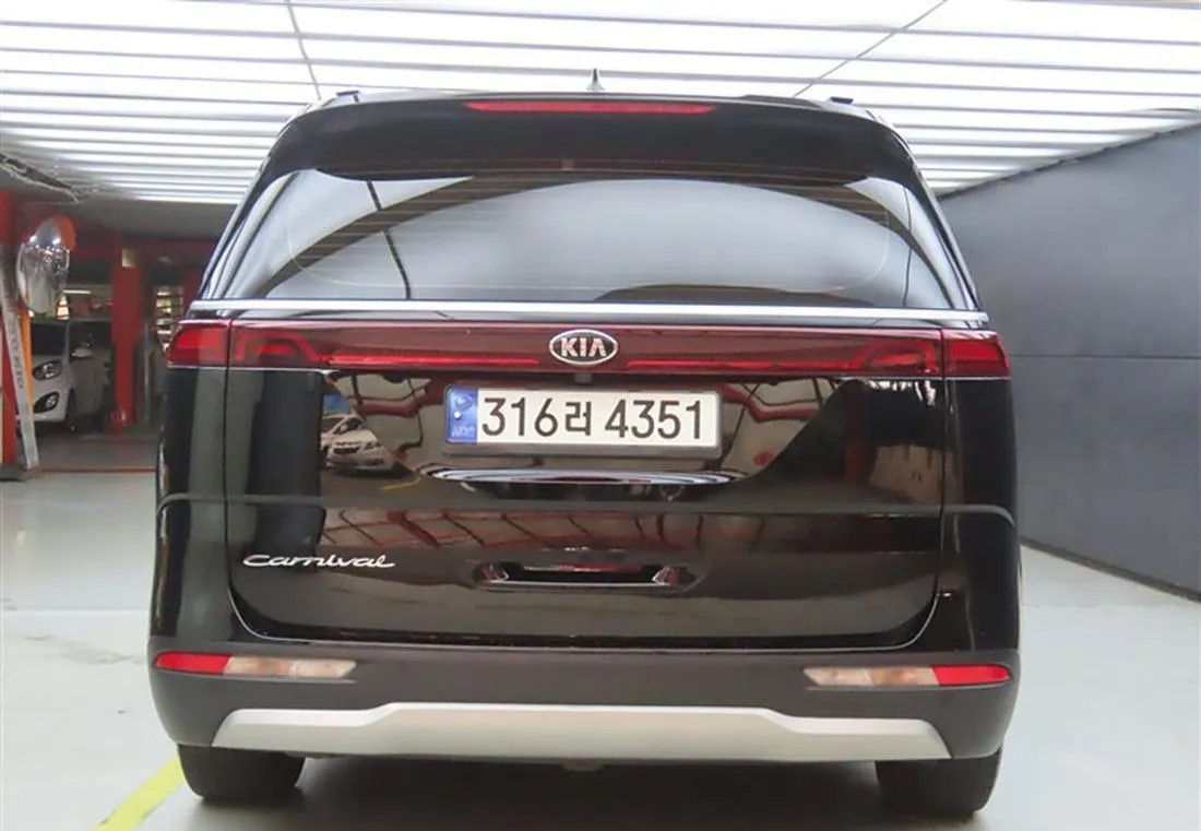 KIA Carnival foto 1