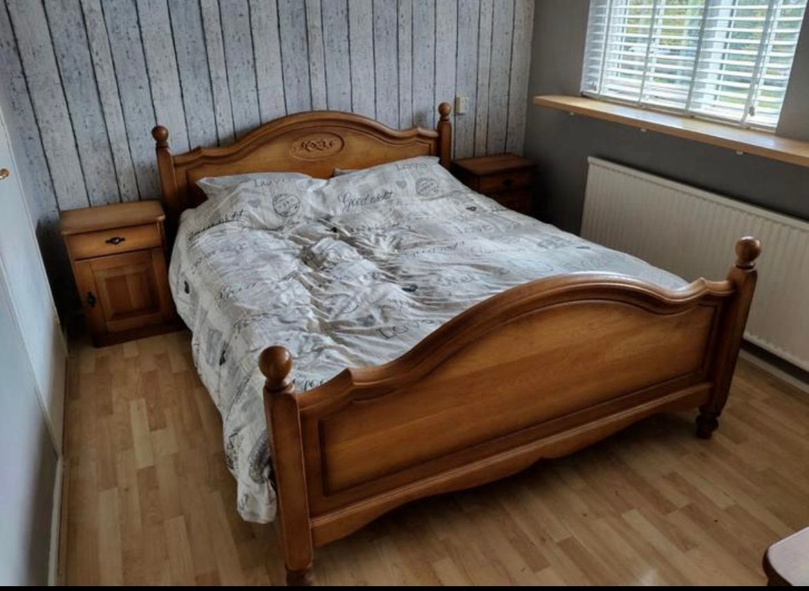Vand dormitoare din lemn natural foto 2