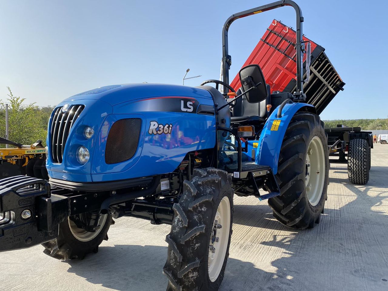 Se vinde tractor Leus R36i  si remorca Polazoglu cu doua axe basculabila in 3 parti!!! foto 4