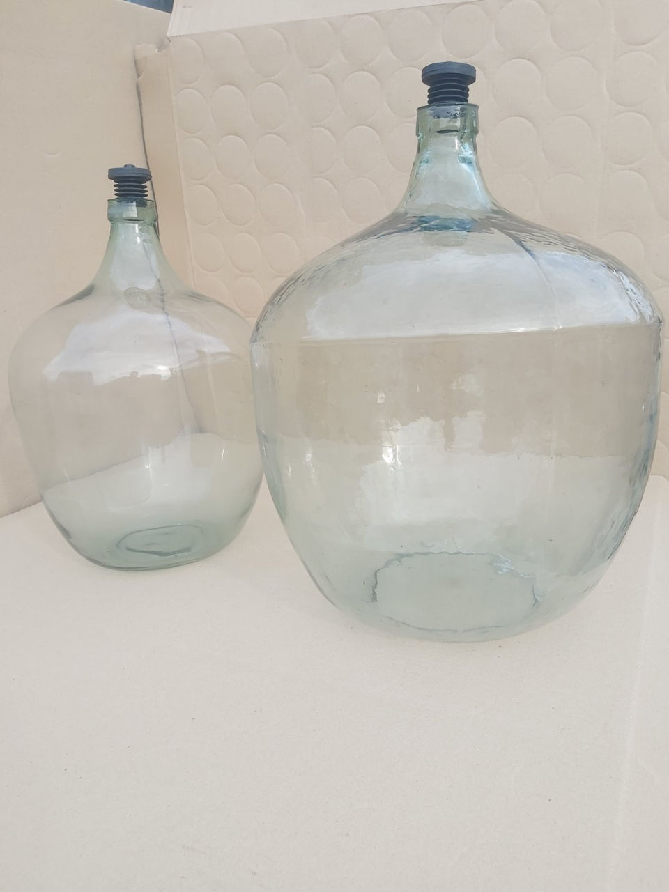Бутыли стеклянные.