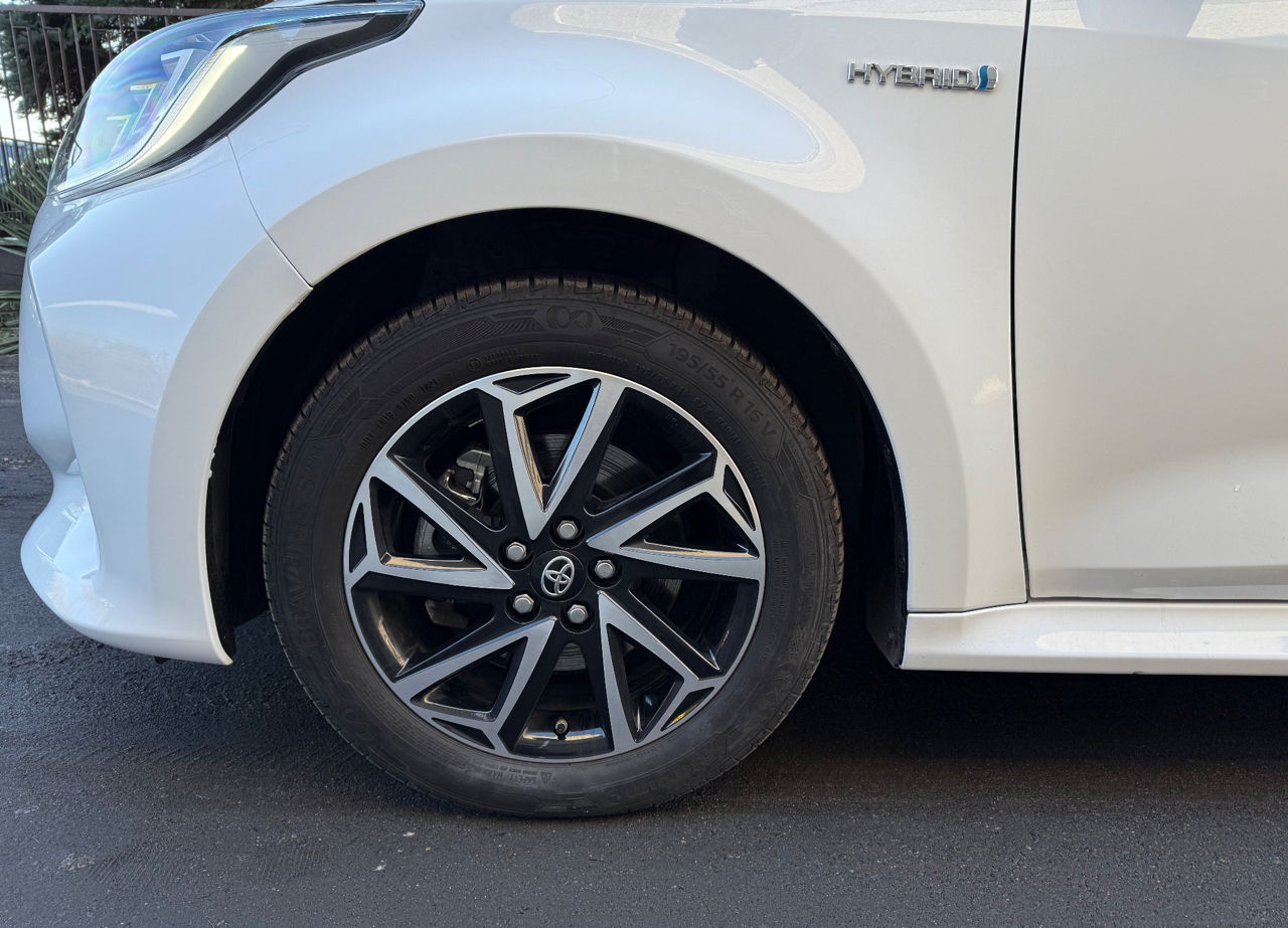 Toyota Yaris фото 12