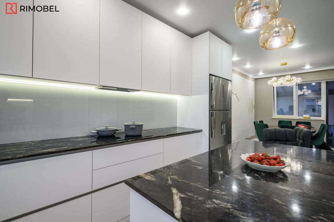 Bucătărie modernă în culoarea albă cu o peninsulă în mijloc foto 2