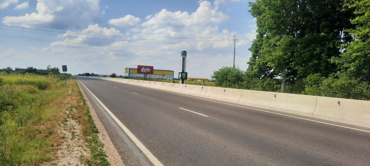 1 ari la traseu, 15 metri iesire spre traseu, 143 m în adîncime, acces de pe 2 drumuri, cu gaz, apă  foto 1