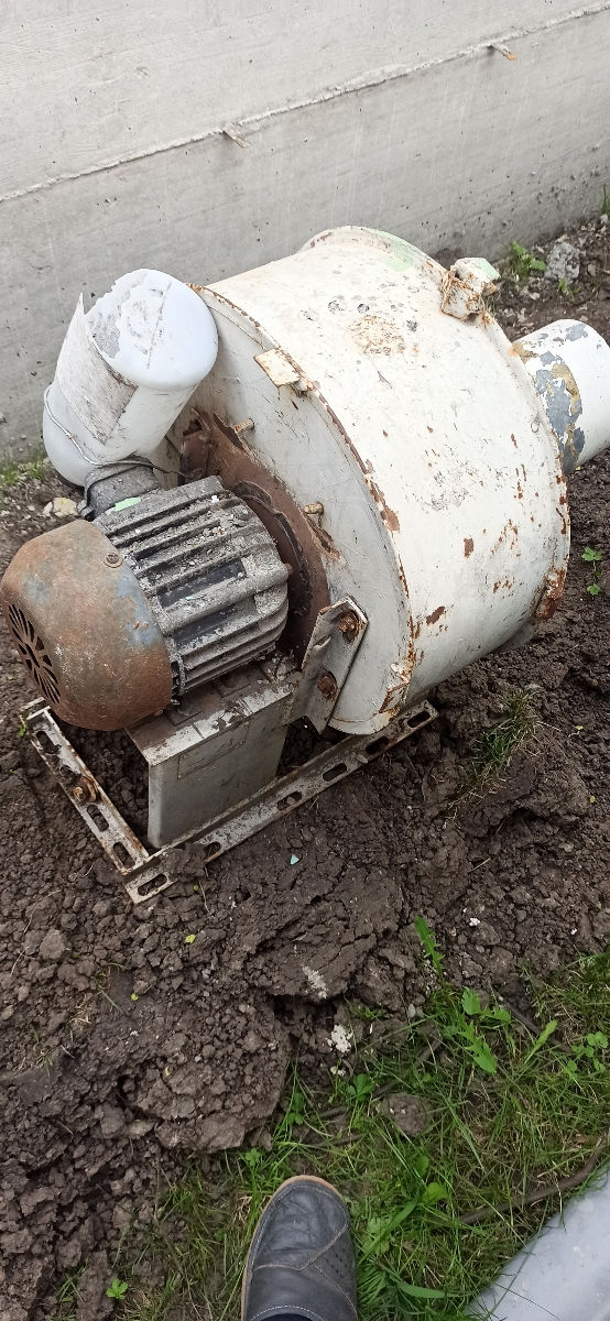 Vând motor electric 1.8 kw. foto 1