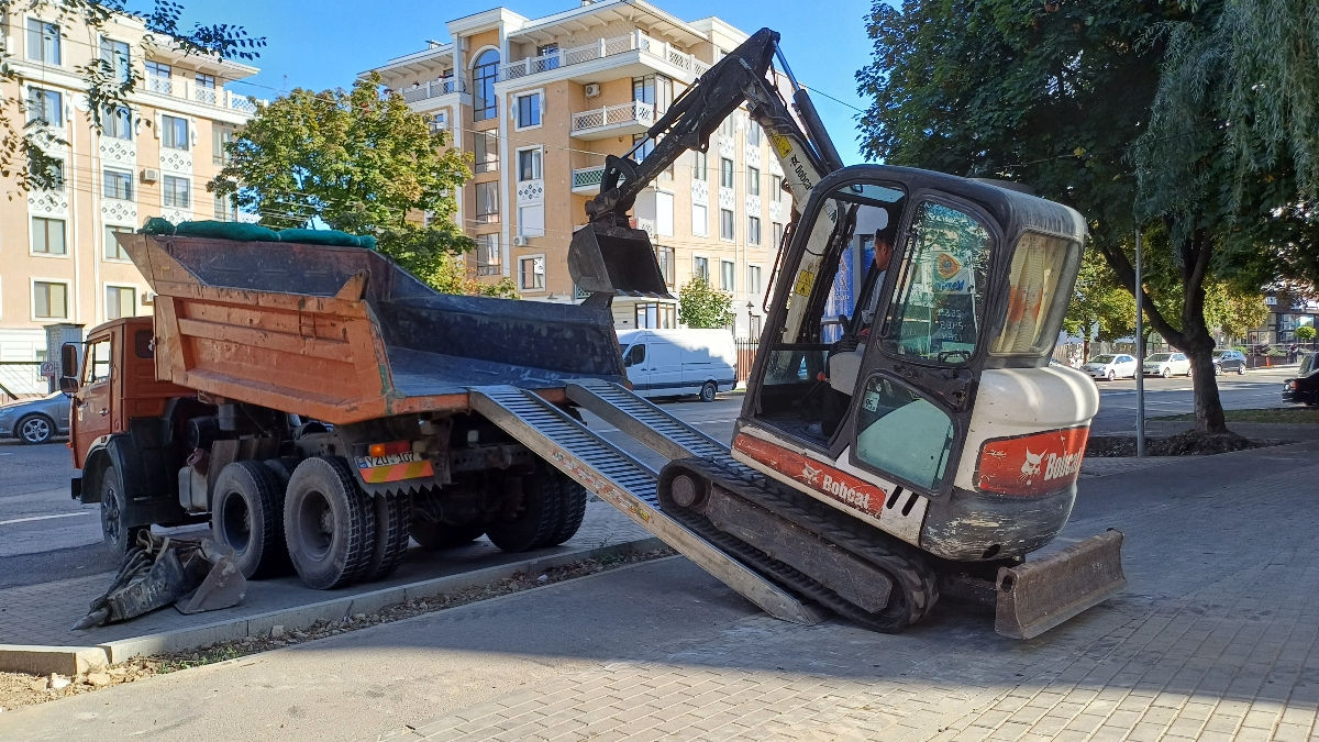 Услуги мини-экскаватора, Bobcat,kamaz.уборка снега foto 2