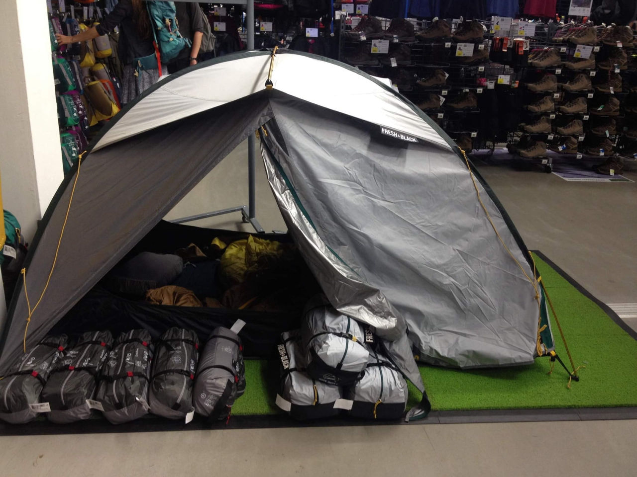 Палатка двухместная Decathlon Quickhiker Fresh & Black 2P Tent foto 1
