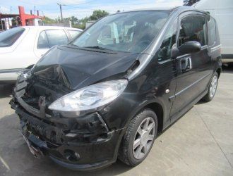 Peugeot 208 фото 1