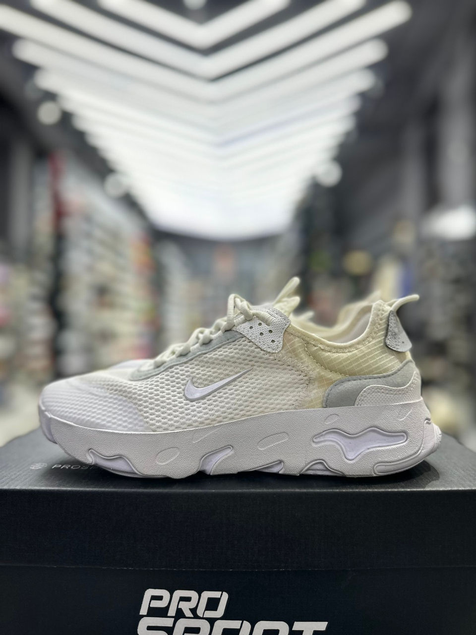 Adidasi Nike React Live  foto 1