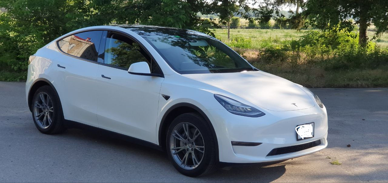 Tesla Model Y foto 1
