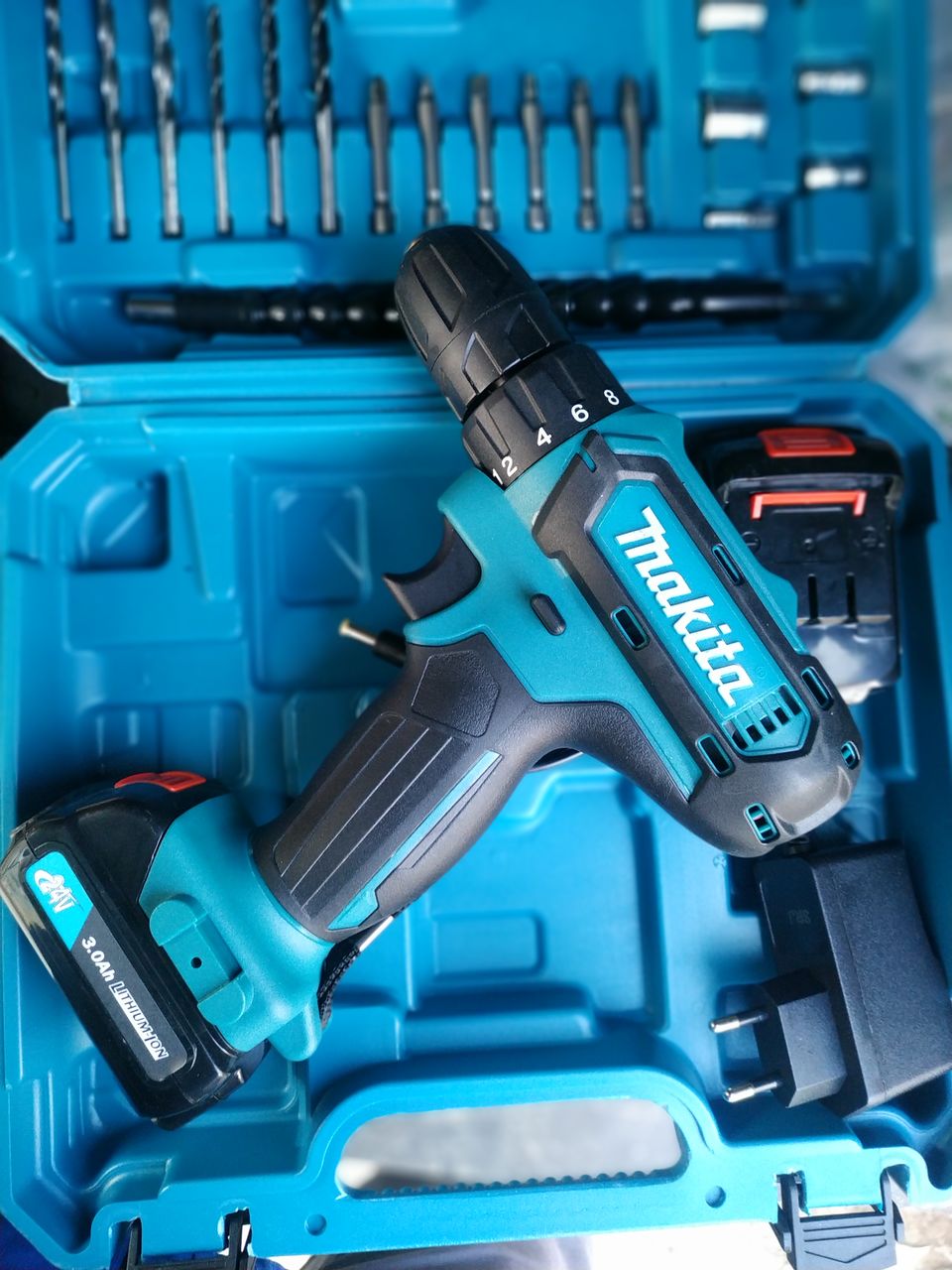 Makita шуруповёрт 24V 3A