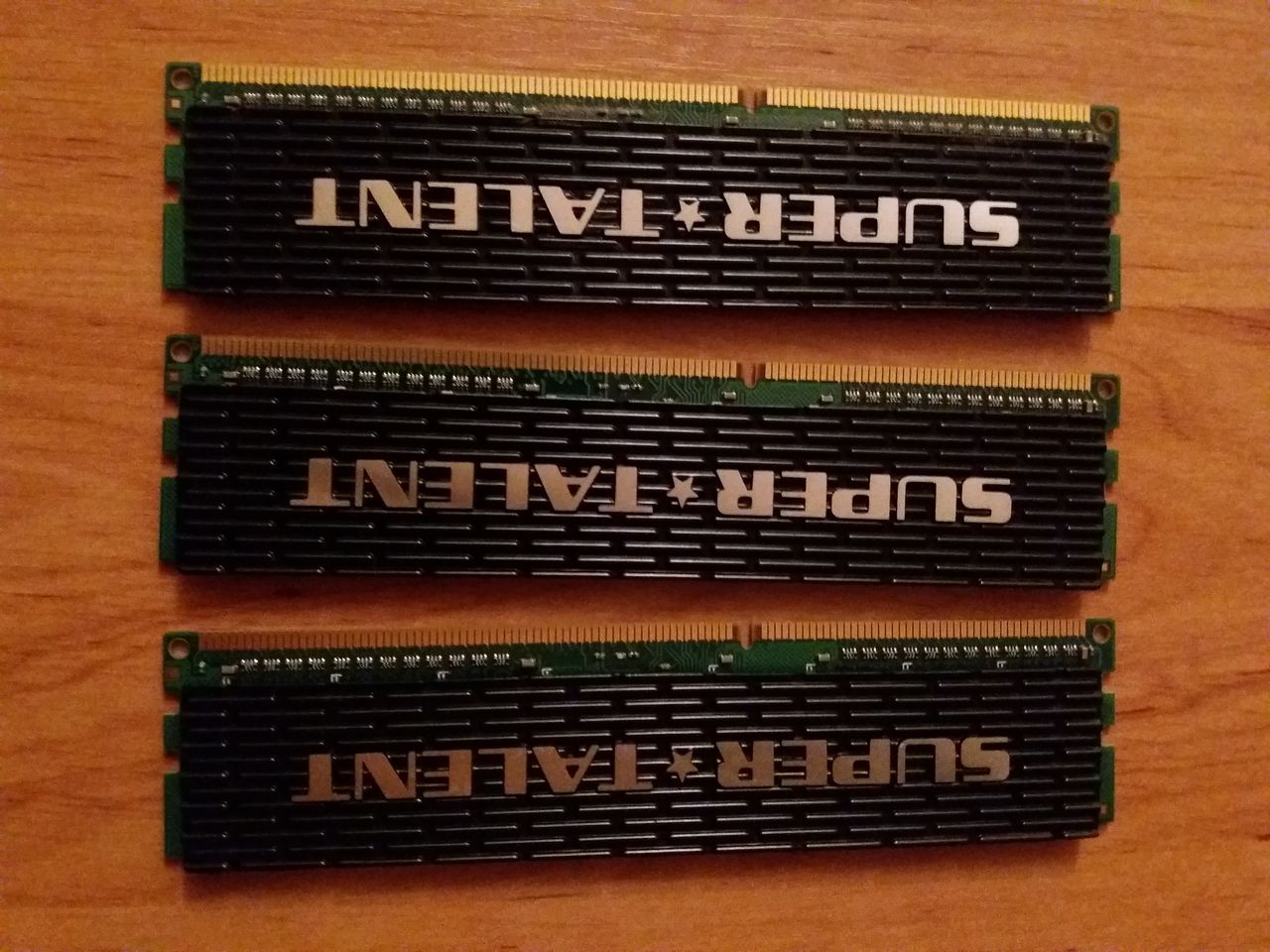 оперативная память INTEL и AMD RAM 1 GB, 100 лей, 800 mhz, 666 mhz, 555 mhz, DDR3 1 GB 150 лей