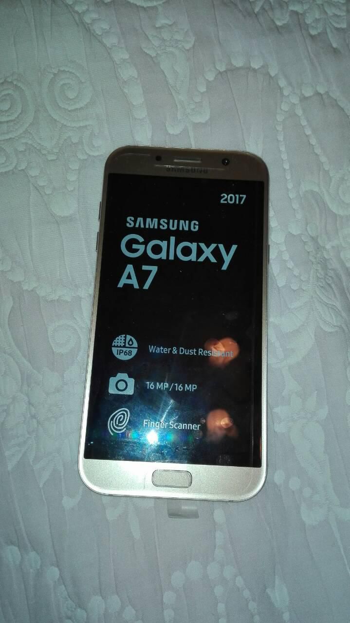 Продаем срочно недорого, новый в упаковке, бизнес телефон Samsung Galaxy A7. Цена договорная.Торг.