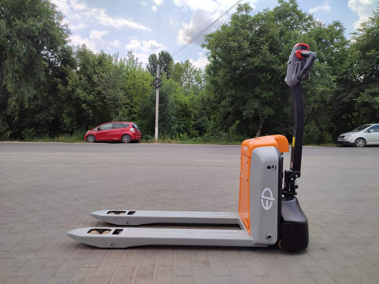 Transpaleta electrica 1500kg фото 3
