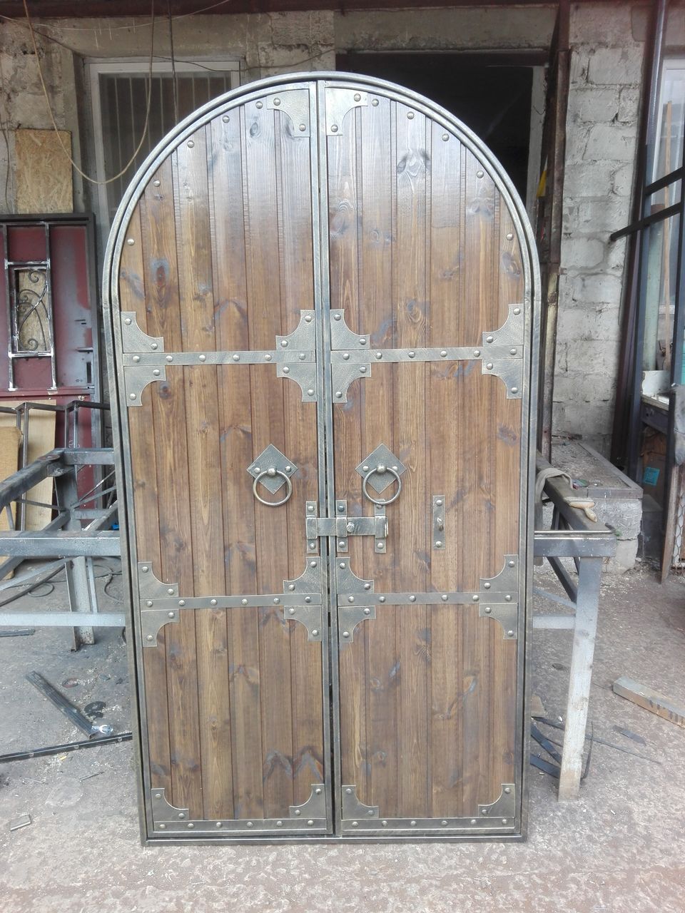 Usi  la beci. Capaci la fântână. Basement doors foto 1
