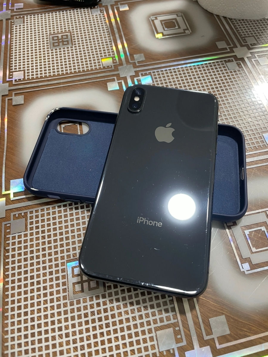 Продам iPhone x экран потёк, нужна также замена батареи, 64g, экран в  подарок