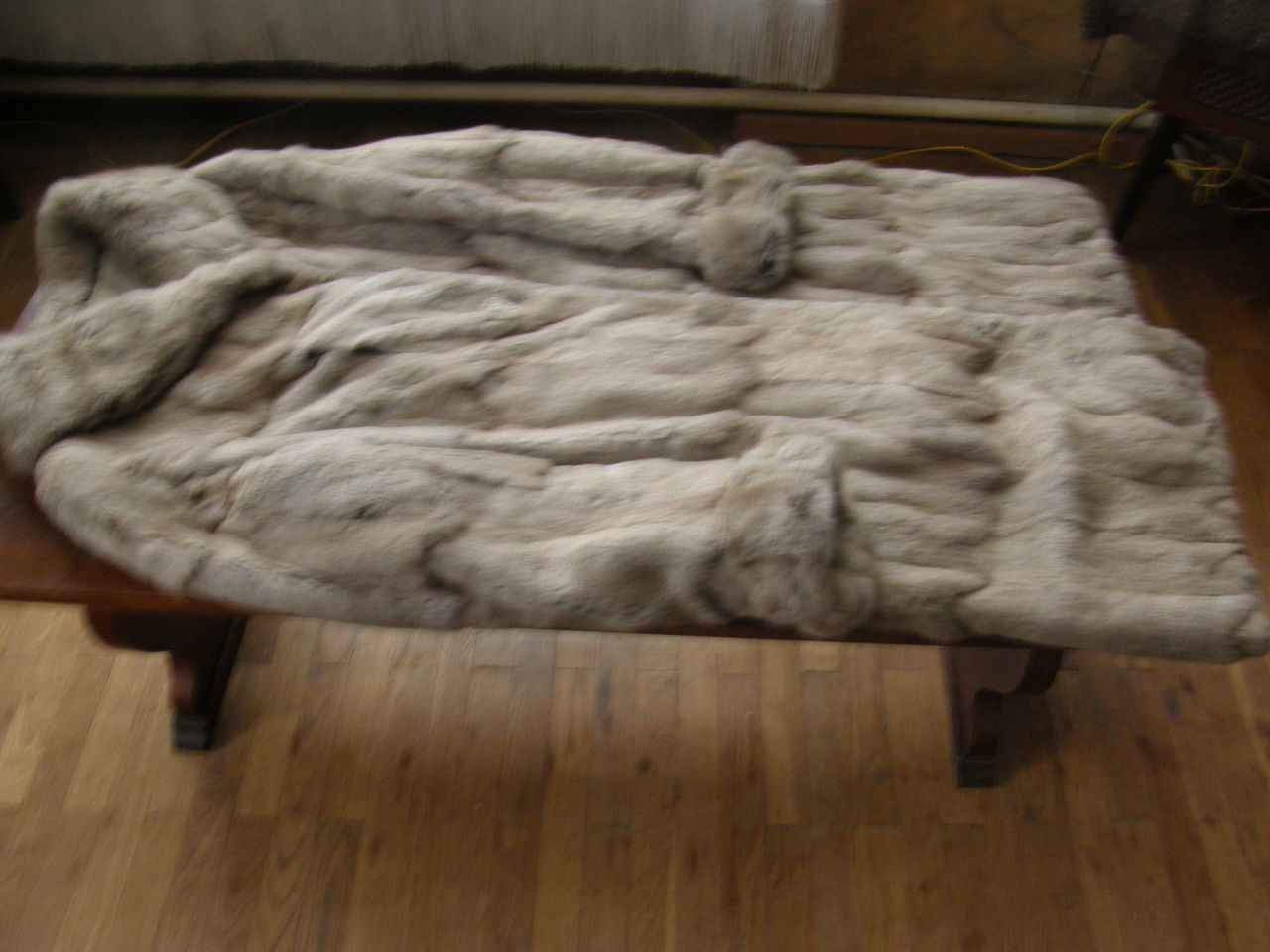 Шуба из белки р. M - 5000 л., шуба из выдры с лисьим воротником р. XL ...