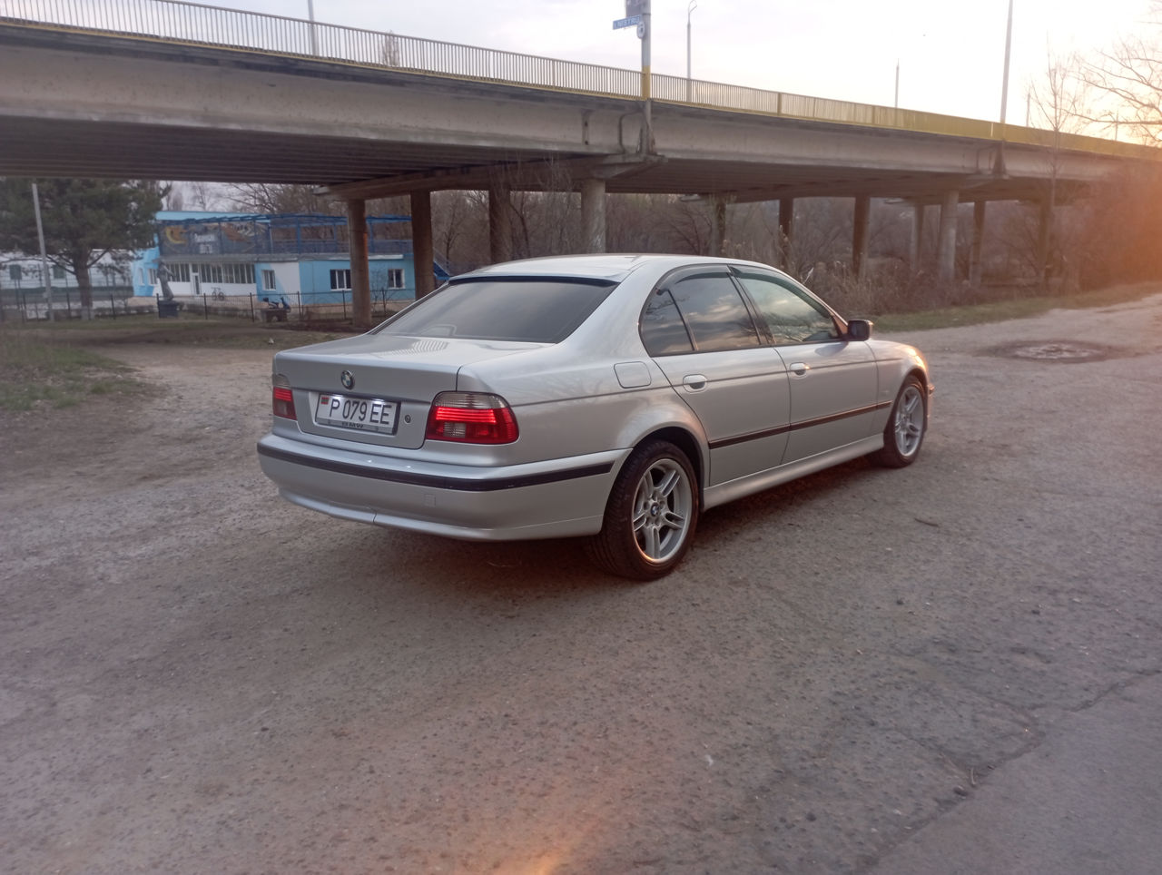 BMW 5 Series foto 2