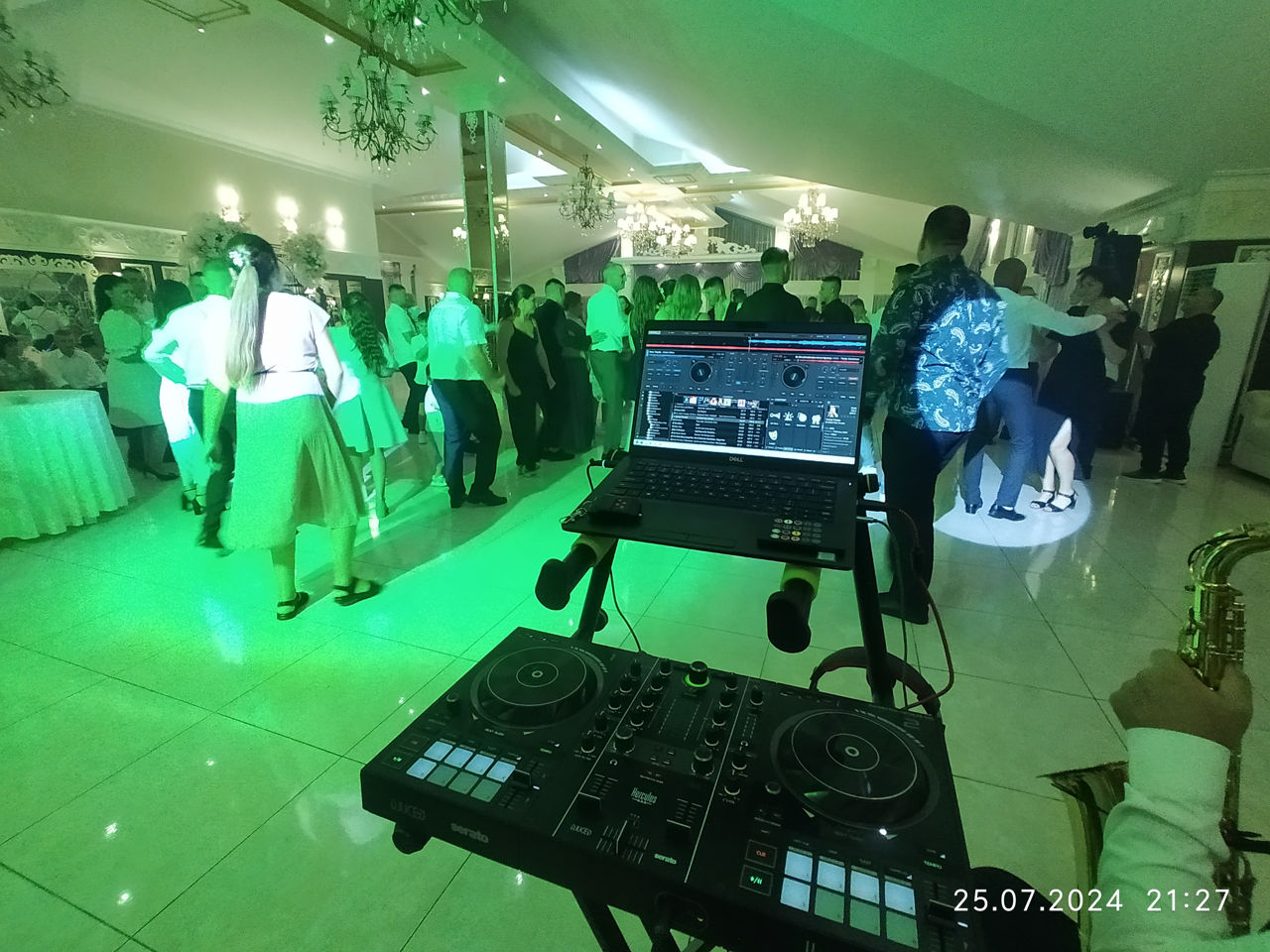 DJ Tetron (muzica + set de lumini + program la vioara). Doar muzica de calitate si lumini ritmate. foto 0