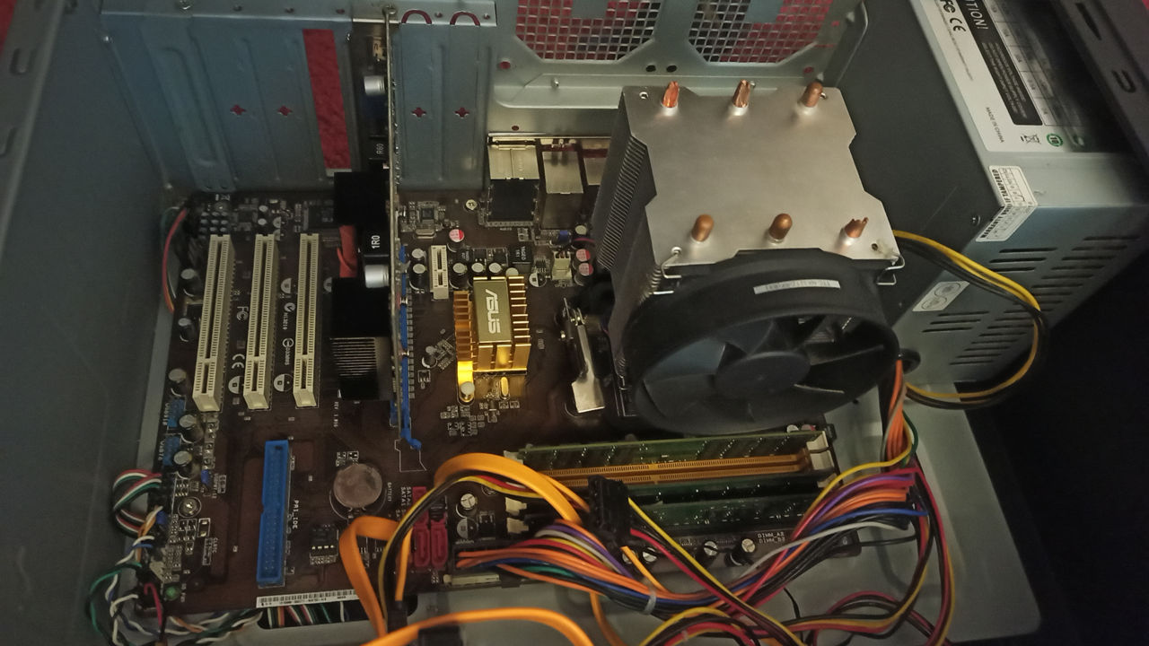 4 Ядра, Оперативка 8 Гб, Видео 1 Гб, SSD 120, HDD 500,