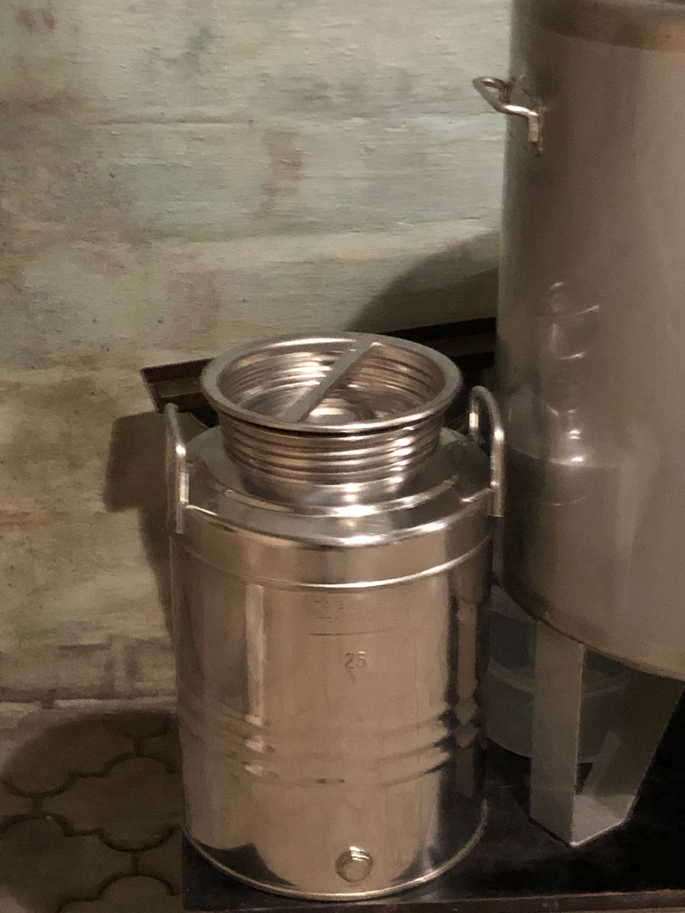 Vând butoaie inox 3 unit.cu vol.cate 100 litri,grosimea 1,5 mm,un butoi vol.25 litri foto 1