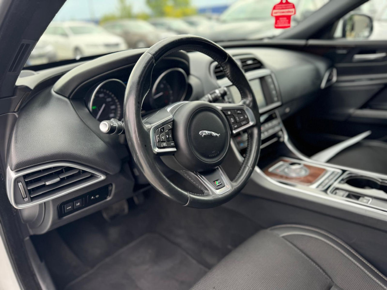 Jaguar XE foto 14
