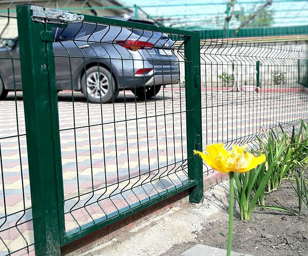 Bandă de plastic pentru gard. foto 16