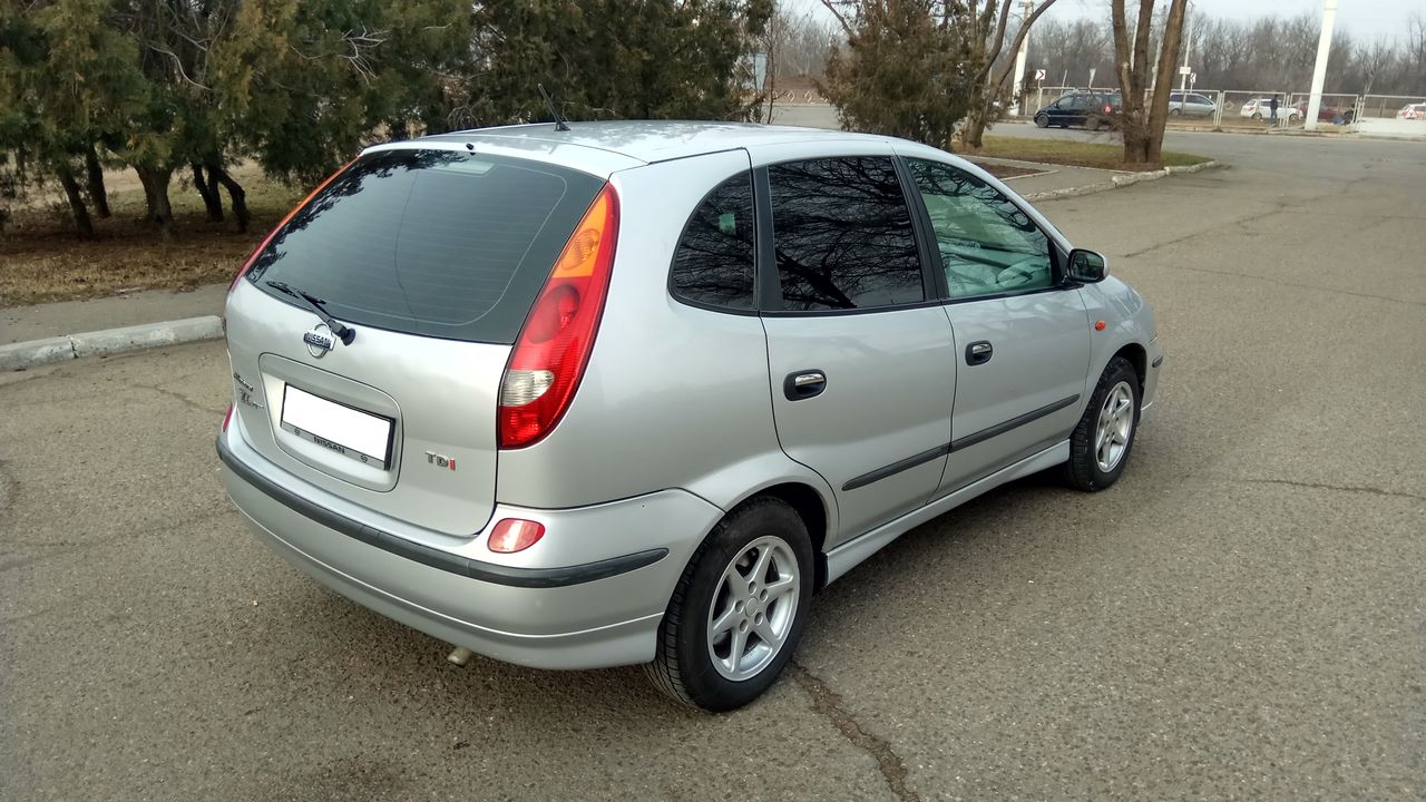 Nissan Tino 2001