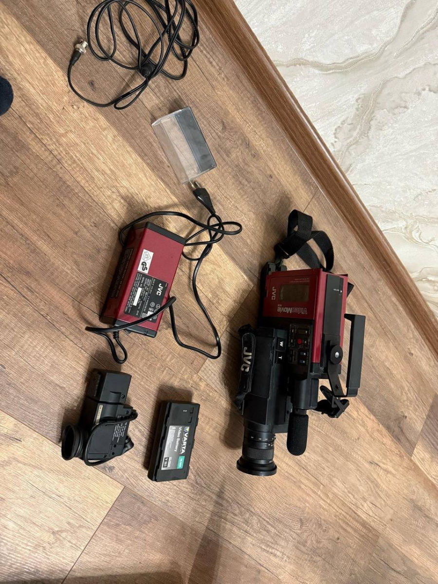 Продам касетную камеру JVC foto 1