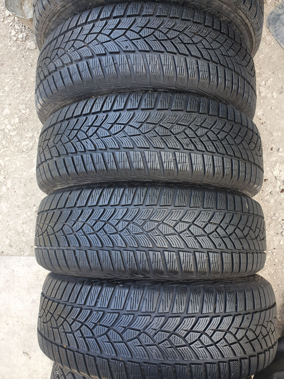225/45/ R17- Goodyear.