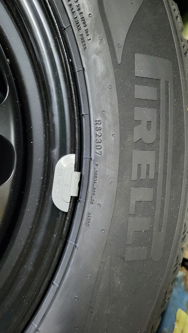 R16 215/60 Pirelli foto 2