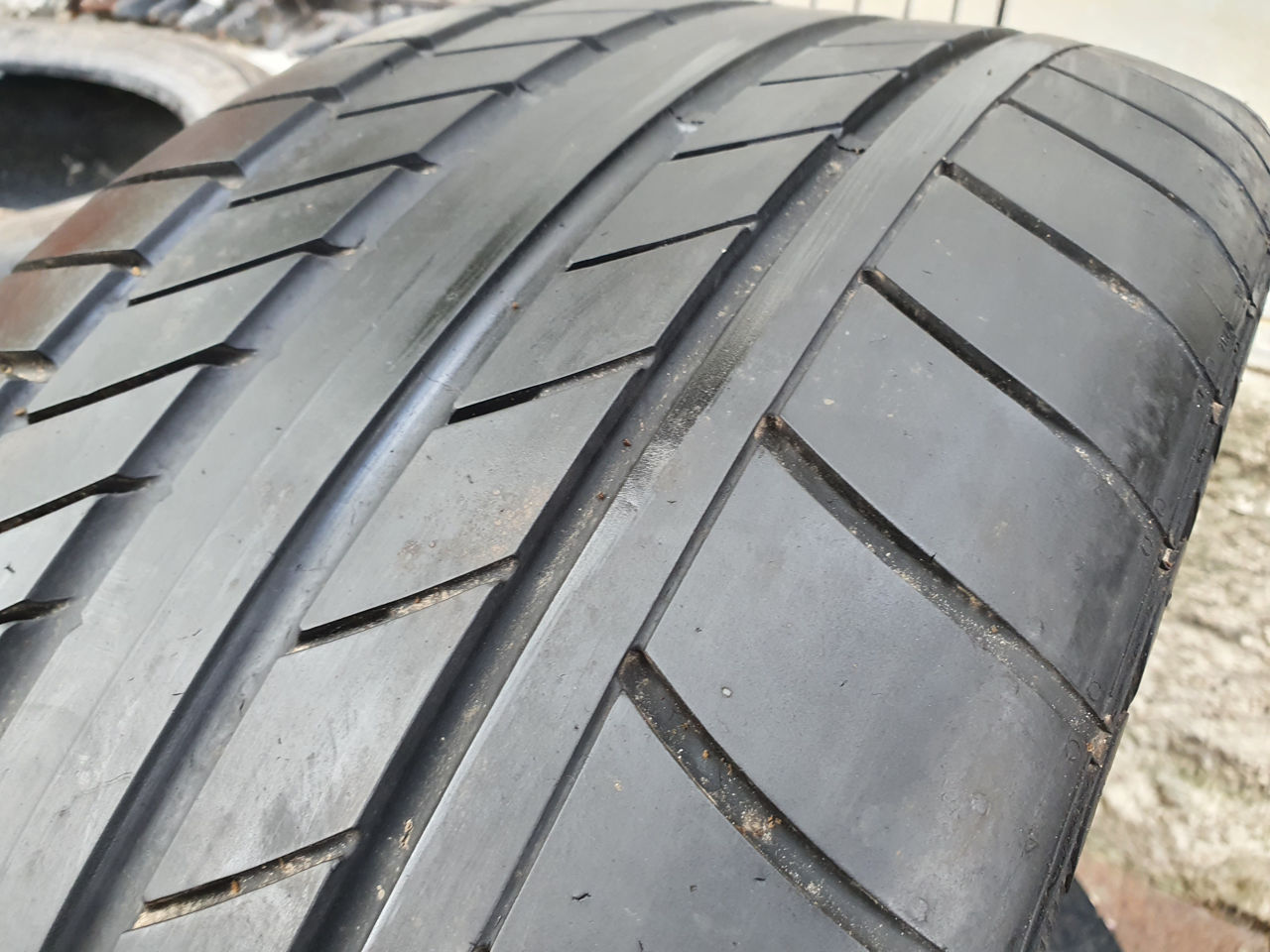 275/45/ R19- Continental.