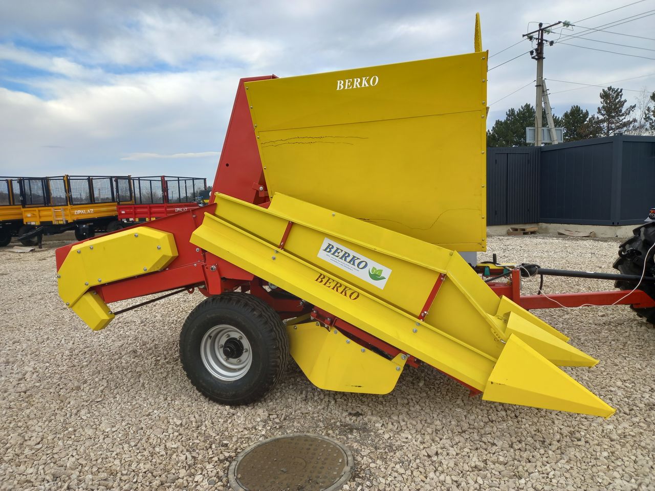 Combina nouă pentru recoltarea porumbului în știuleți. Новый комбайн для сбора кукурузы в початках. foto 1