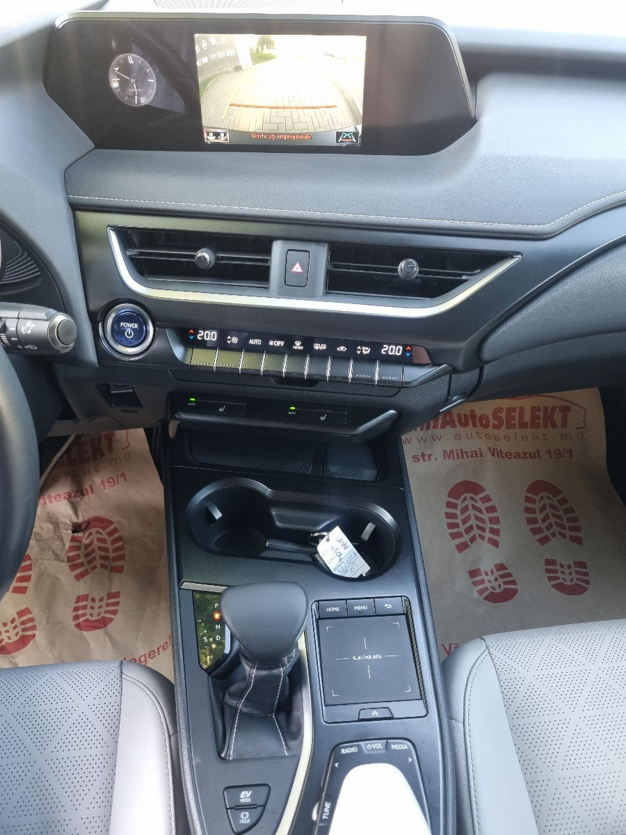 Lexus UX 2019 photo 16
