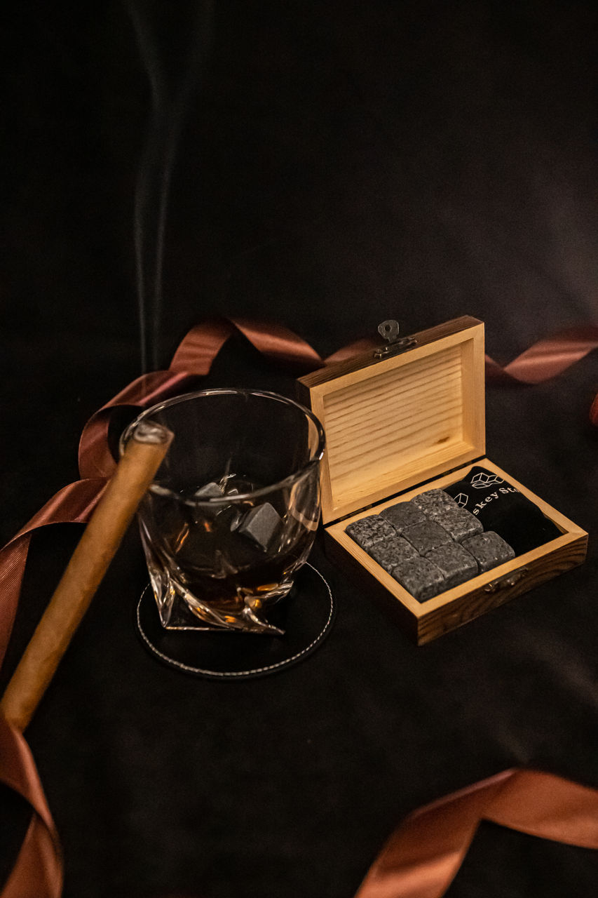 Un set elegant de pietre pentru whisky - cadoul perfect pentru cunoscători! foto 1