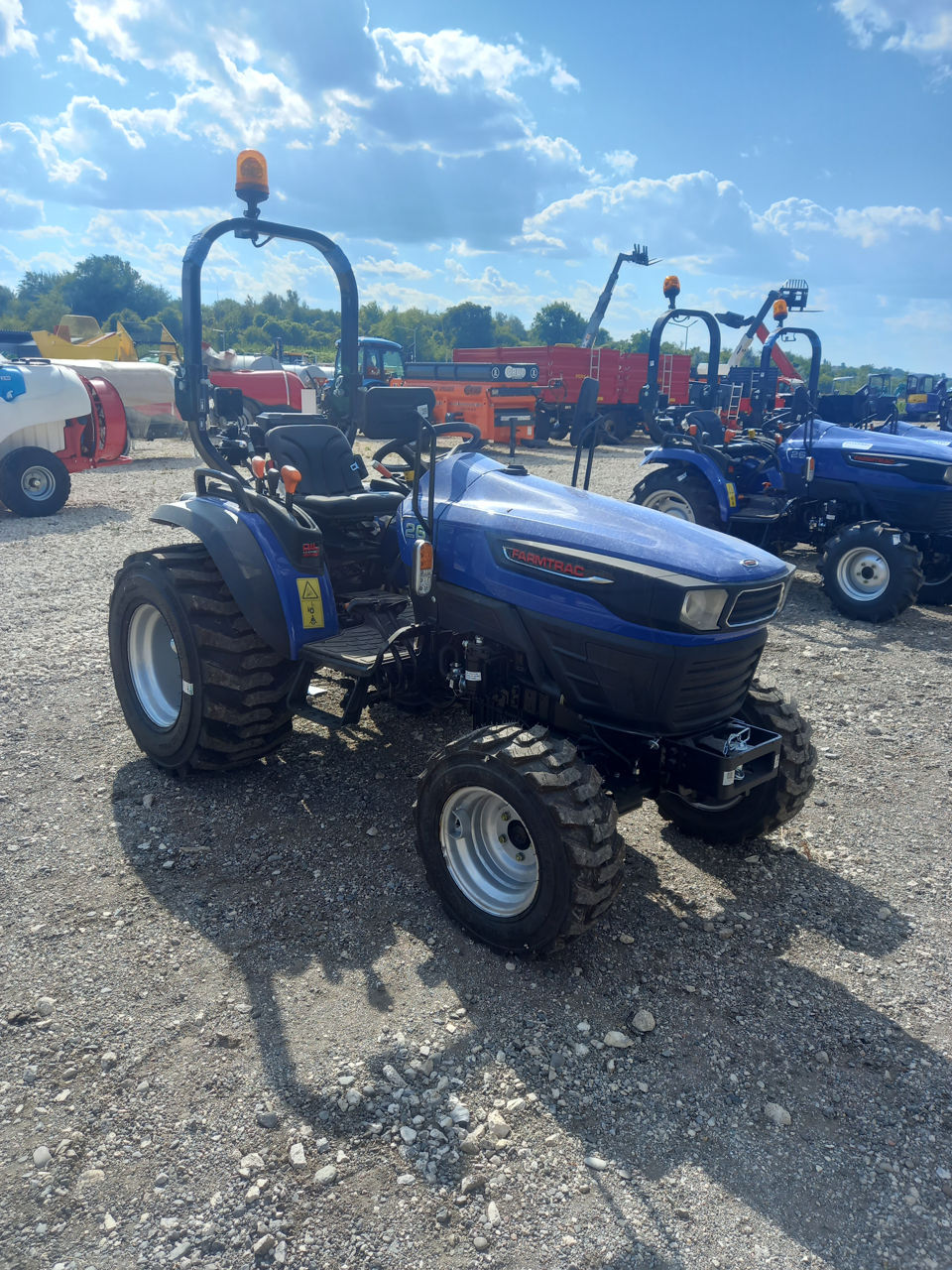 Tractor Compact Farmtrac La 200 Euro Lunar фото 3