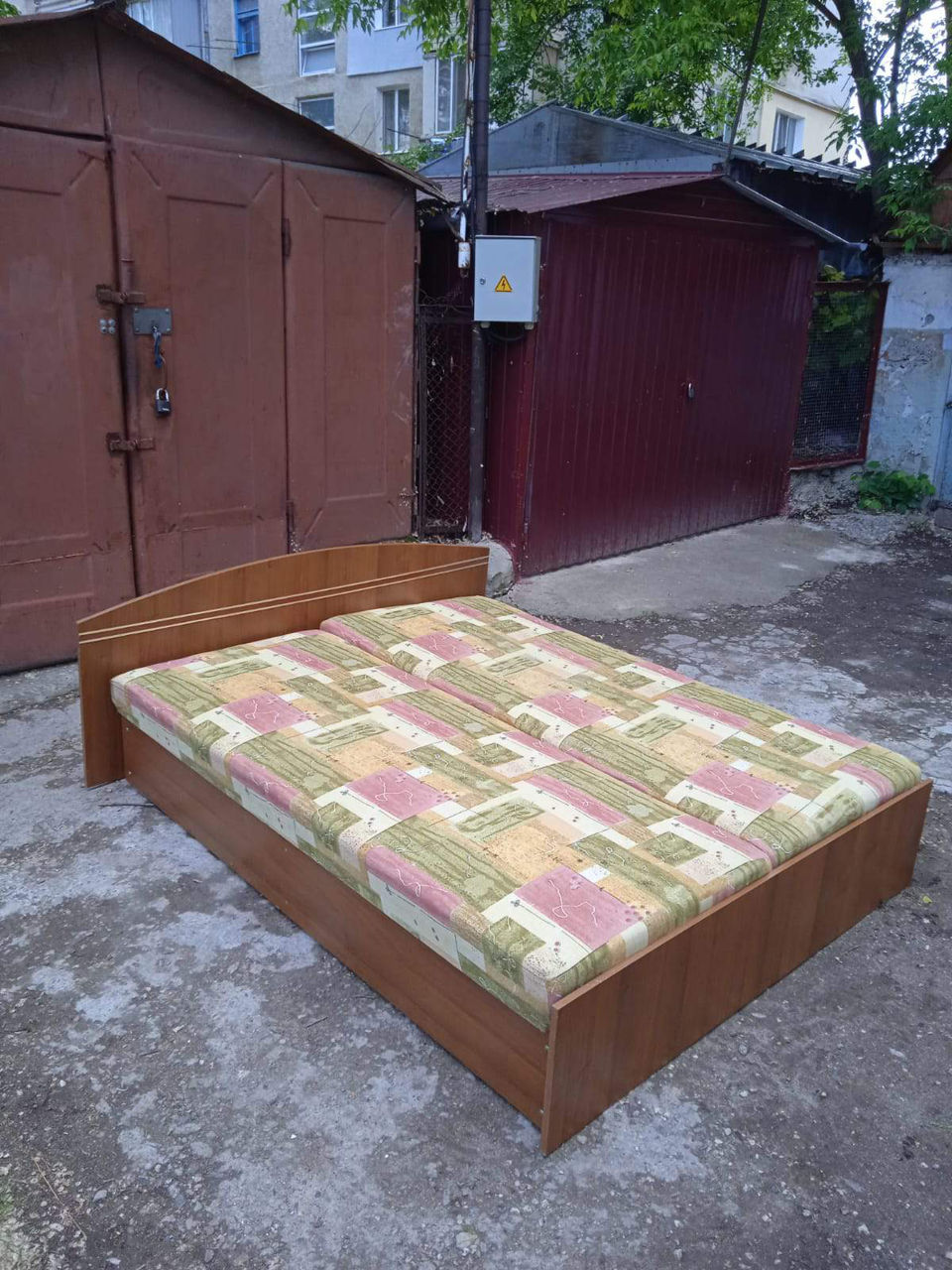 Двухспальная кровать с матрасами с местом для белья 1.60*200