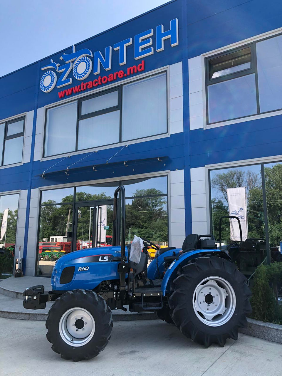 Tractorul Leus LS R-60 fara cabina foto 4