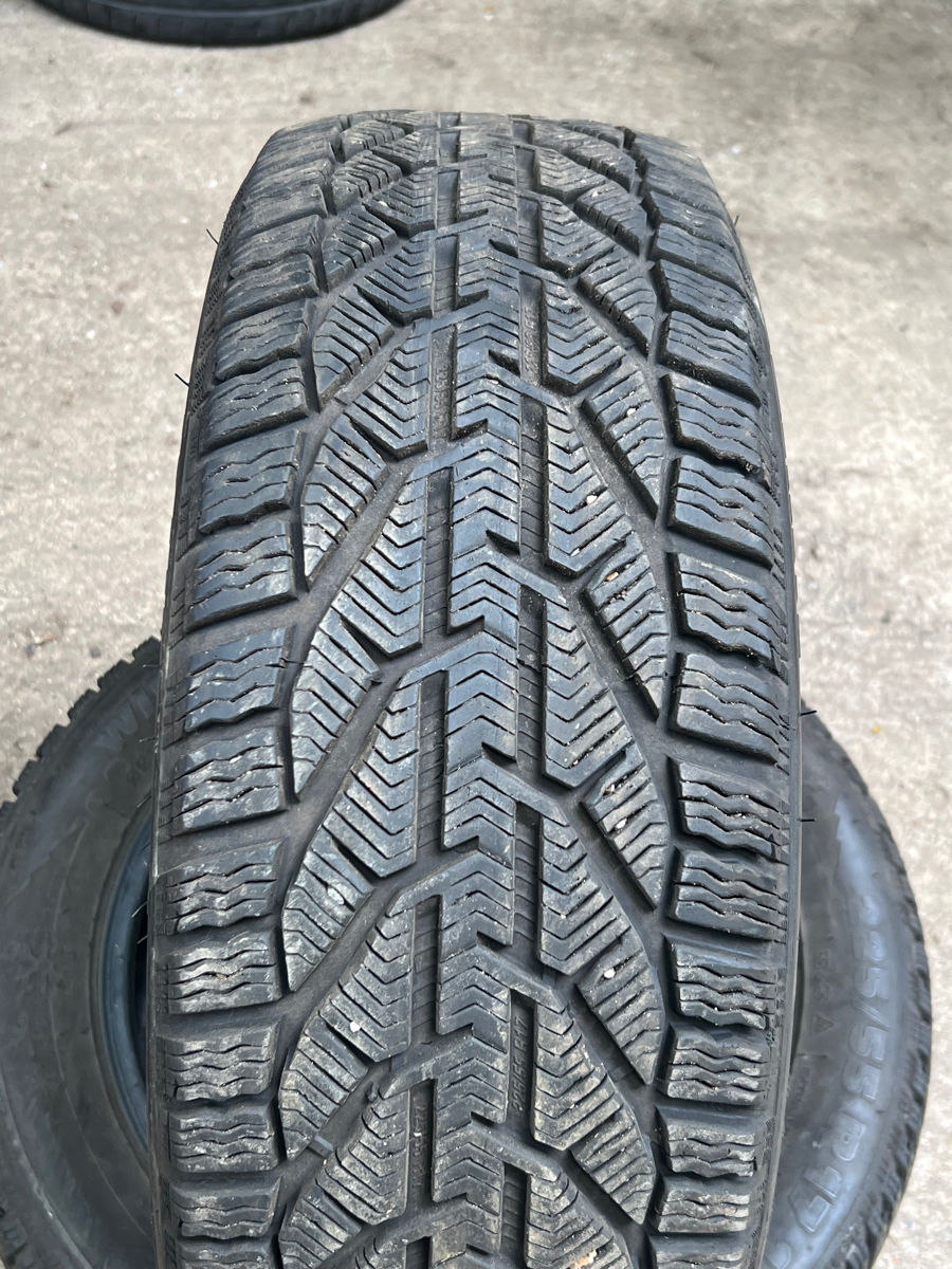 Продам 2 шины 225/55 R17 Taurus Snow (Michelin Group) фото 1