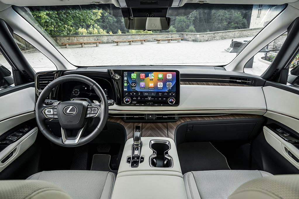 Lexus LM фото 5