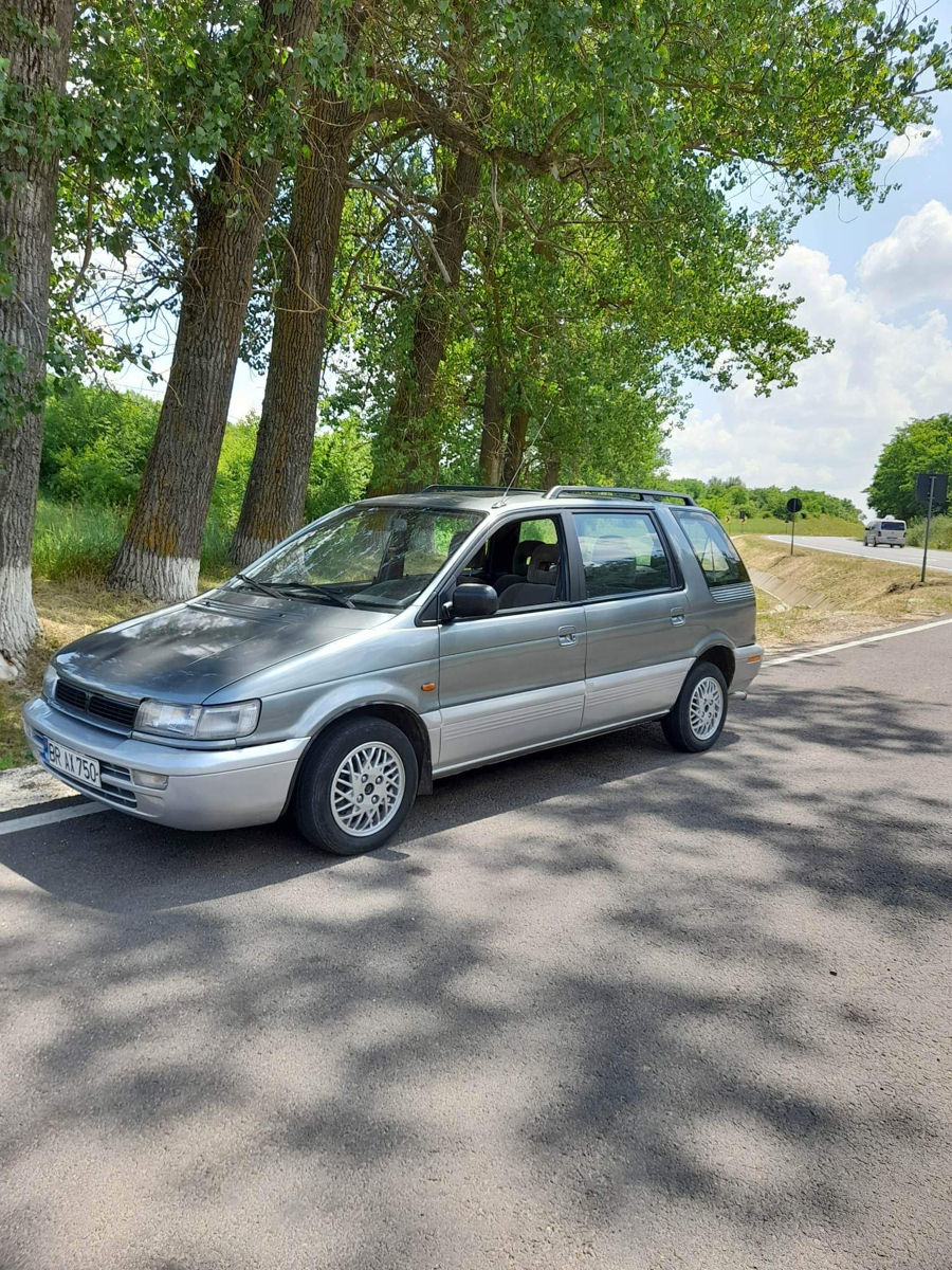 Mitsubishi Space Wagon foto 2