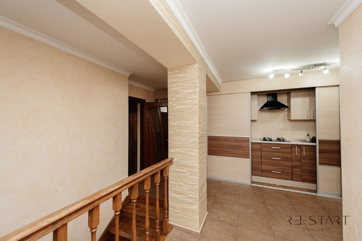 Spre vânzare: casă în stil clasic, cu design exclusiv și două intrări ...