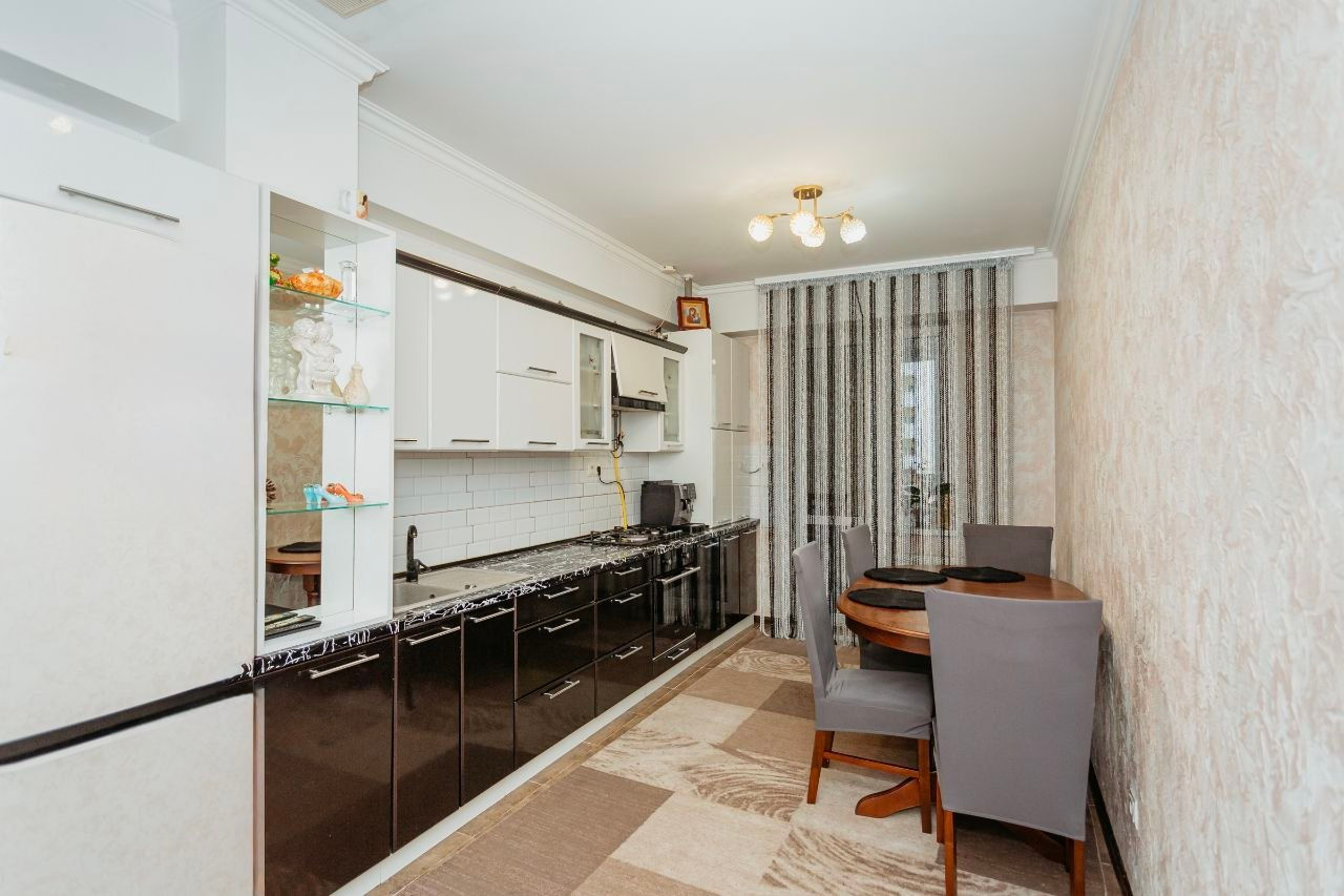 Apartament cu 3 camere, 106 m², 1 etaj