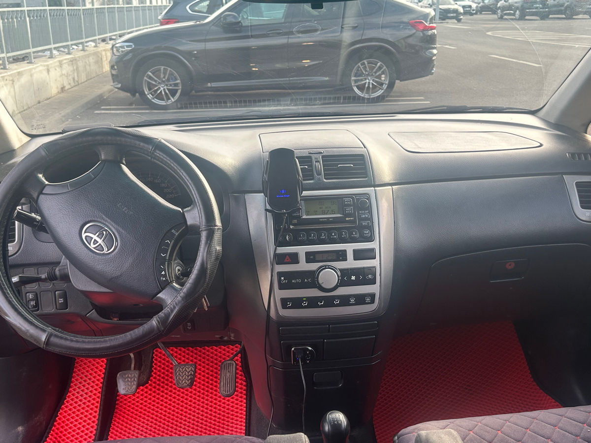 Toyota Avensis Verso foto 4