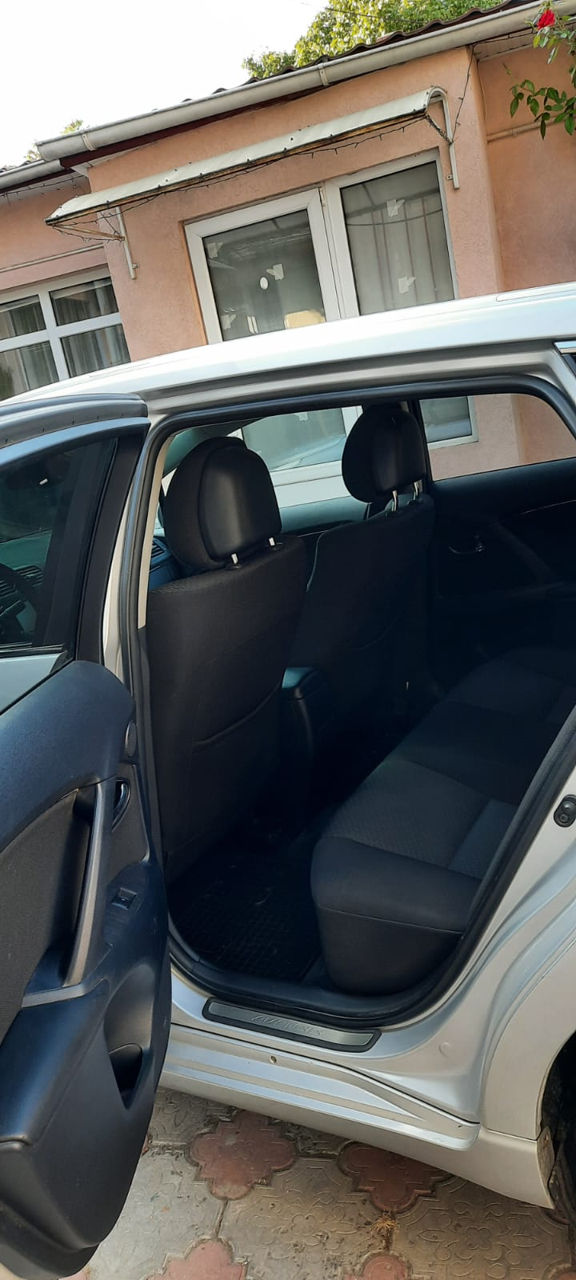 Toyota Avensis foto 8