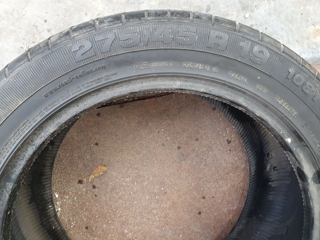 275/45/ R19- Continental.