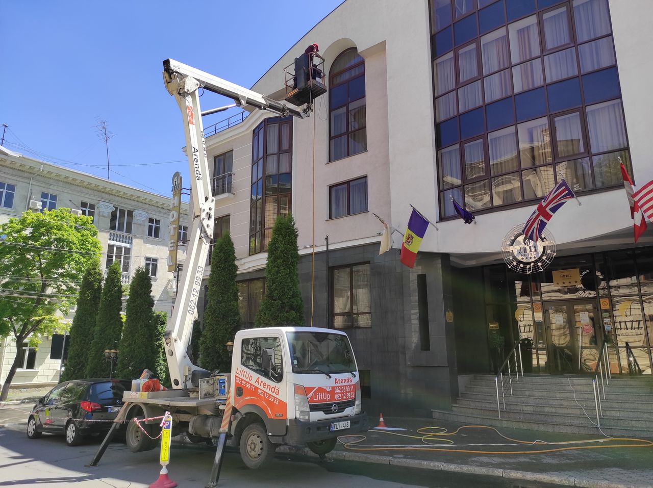 Spălam fatadele cladirilor, ferestre, litere in volum, la orice inaltime! foto 1